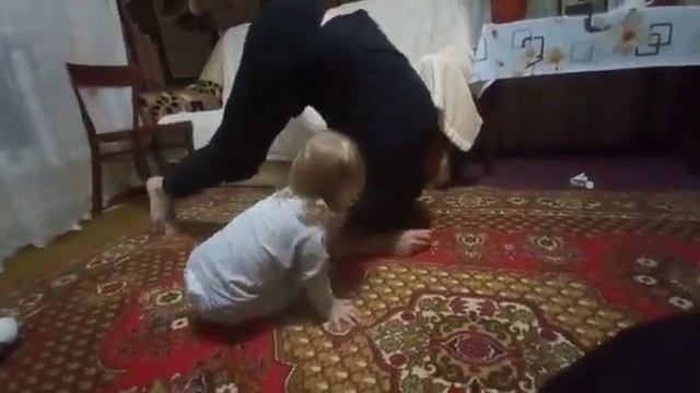 Папа показывает как правильно кувыркаться смотреть онлайн