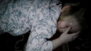 Девочка спит, но не в кровати!