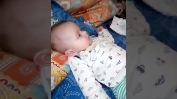 Такой маленький и уже показывает язык 👅