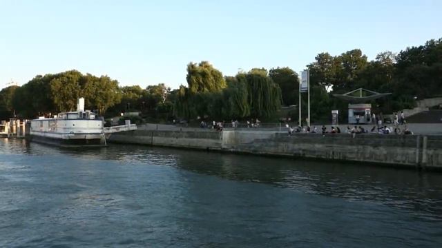 Cruising the Seine River in Paris. Notre Dame Cathedral. смотреть онлайн