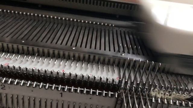 Как делать на ластичной планке,вертикальные петельки для пуговиц. смотреть онлайн