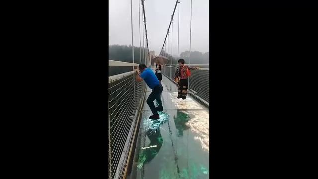 Стеклянный мост рушится под ногами. Самый страшный мост в Китае. смотреть онлайн