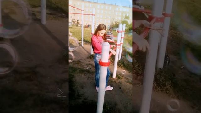 Меня подруга учит кувыркаться:)❤️❤️