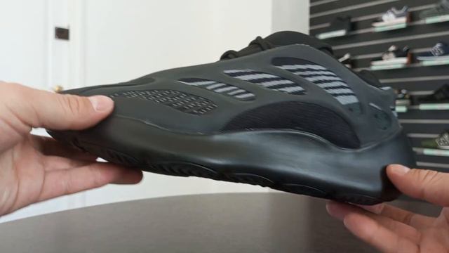Adidas Yeezy Boost 700 V3 черные смотреть онлайн