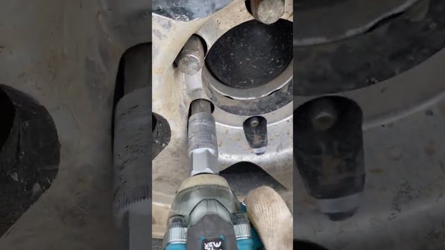 Гайковерт MAKITA DTW285Z VS TOYOTA HULIX смотреть онлайн