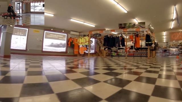 Yard Gear's Ride-On Lawnmower Race (GoPro) смотреть онлайн