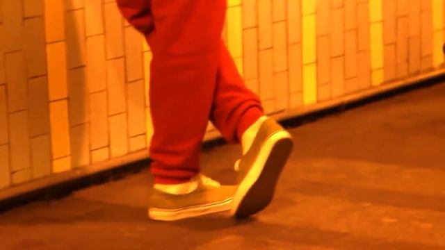 Луна любит Землю по кругу смотреть онлайн