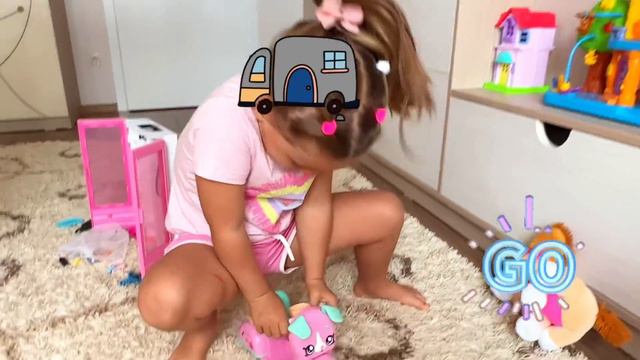 😜Ева играет с мамой и показывает свою комнату и игрушки 😍 смотреть онлайн