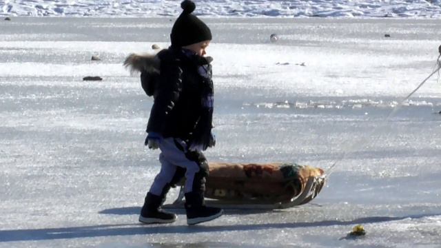 Прогулка с дочкой по водохранилищу города Армавир смотреть онлайн