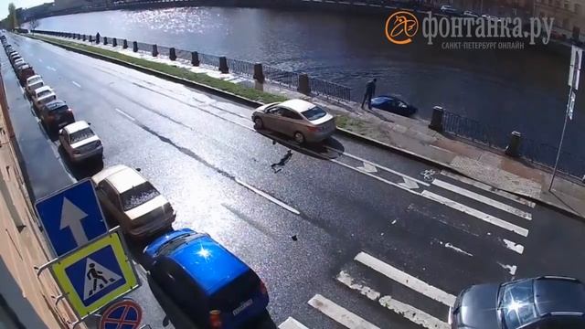 У Старо-Калинкина моста машина упала в Фонтанку
