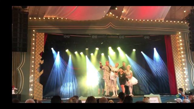 En dag på Gröna Lund- dans 5 смотреть онлайн