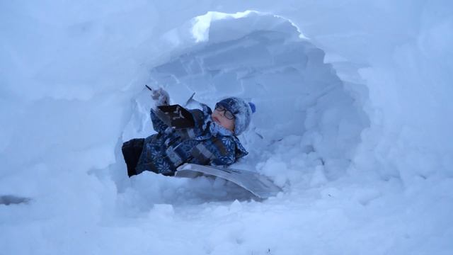Веня и Ёся строят снежную пещеру. Там будет жить снежный человек?! смотреть онлайн