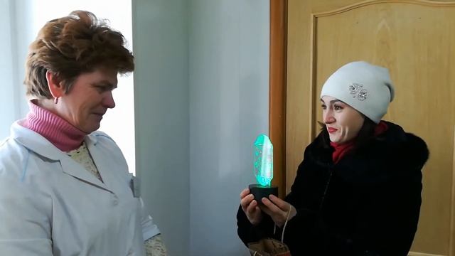 Реакция на подарок — ночник с гравировкой смотреть онлайн