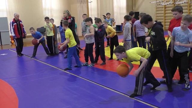 ЭСТАФЕТЫ. Тренировка в младшей группе вольной борьбы. смотреть онлайн