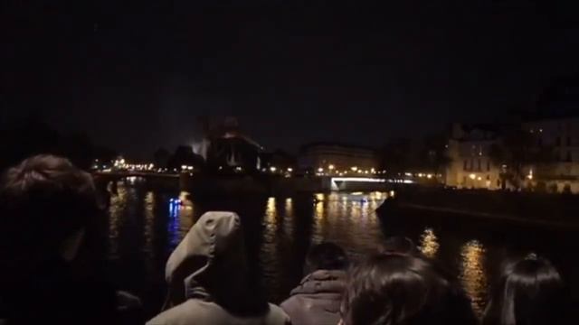 Parisians sing as the Notre Dame cathedral burns смотреть онлайн