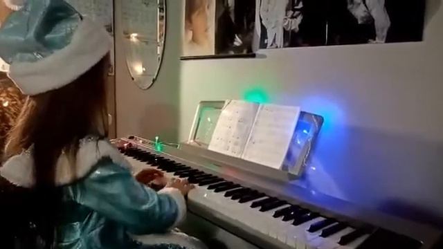 М. Красев «Меленькой елочке холодно зимой», исп. Должонкова Екатерина, преподаватель Саргсян Н.Р. смотреть онлайн