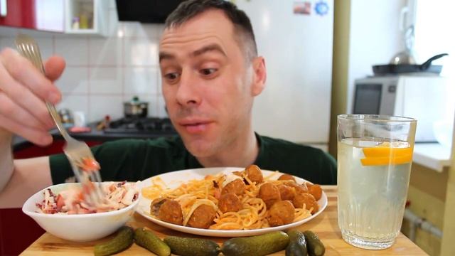 СЕМЕЙНЫЙ МУКБАНГ СПАГЕТТИ ФРИКАДЕЛЬКИ В СОУСЕ/ ПОШЛЫЕ ЗАГАДКИ / MUKBANG SPAGHETTI/ ASMR / 먹방 смотреть онлайн