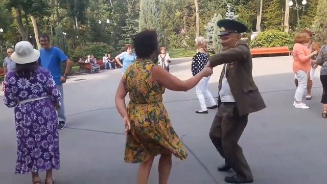 Ты очень красива в этом платье !!!??Танцы в парке Горького!!! ??Харьков 2021 смотреть онлайн