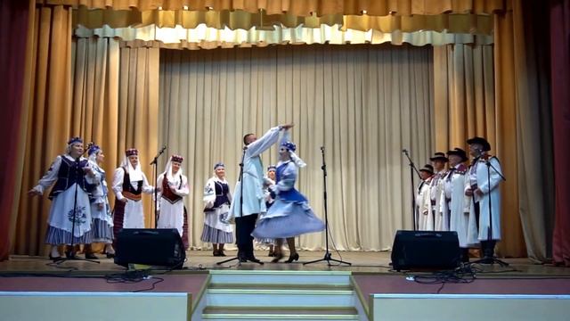 "Там у садзе каля млына" в исполнении народного ансамбля "Крупец" смотреть онлайн