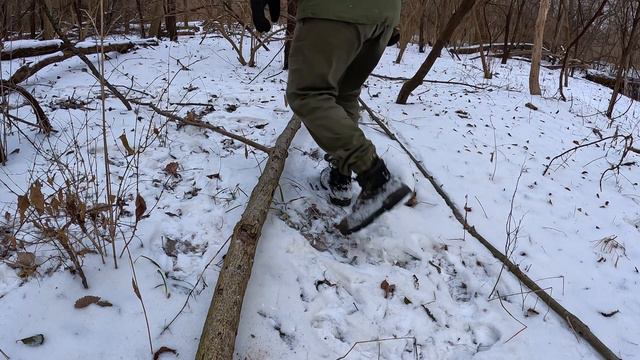 Taking shelter Under a Fallen Tree, Freezing weather: Warm Shelter -10 Fahrenheit. Survival Shelter смотреть онлайн