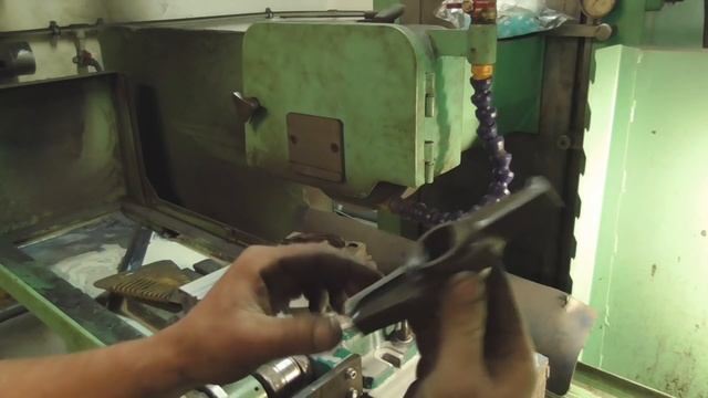 Заточка ножа пром-мясорубки на поворотному столі з електроприводом смотреть онлайн