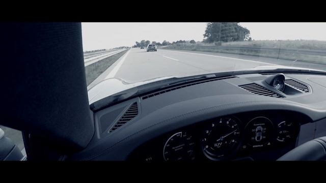 Porsche 992 Carrera 4S Hitting 200mph on Autobahn смотреть онлайн