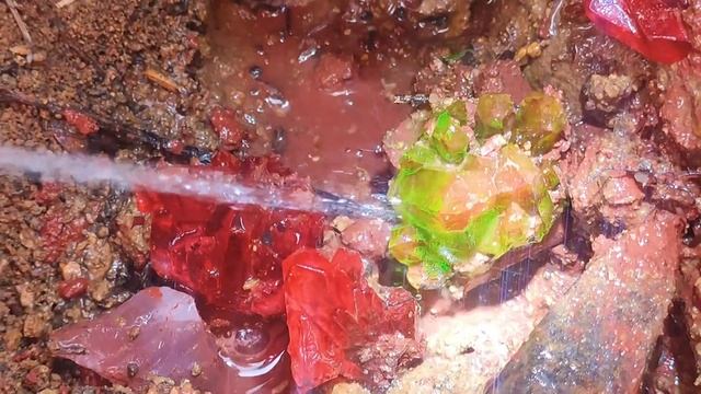Experienced gem hunter found a colorful crystal cave。gems.gold.diamond.crystal смотреть онлайн
