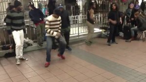 Брэйкданс в нью йоркском метро под И Ленин такой молодой =