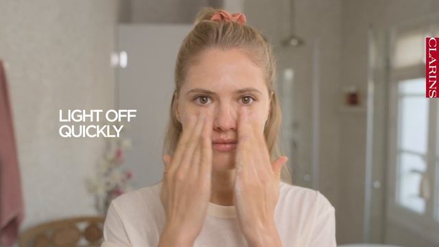 How to cleanse skin with water | Clarins смотреть онлайн