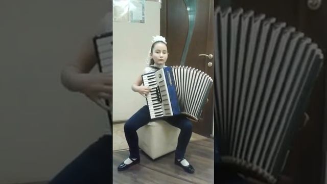 Римма Лашкова 3 класс исполняет произведение - А.Куклин. Разноцветные новогодние игрушки.