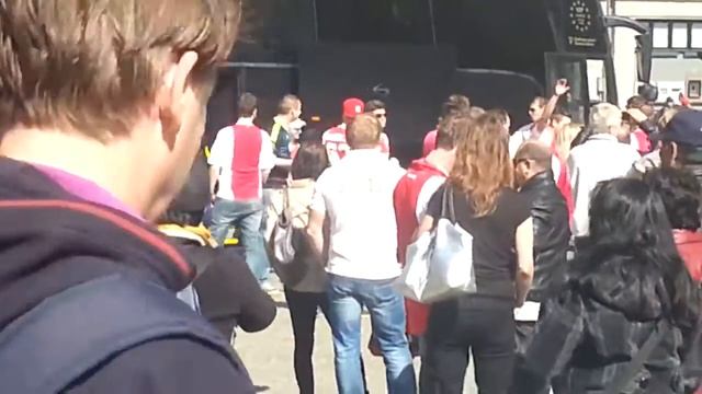 Футбольные фанаты в амстердаме поют боба марли.mp4 смотреть онлайн