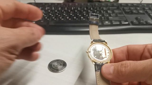 Как поменять батарейку в наручных кварцевых часах (на примере Longines)