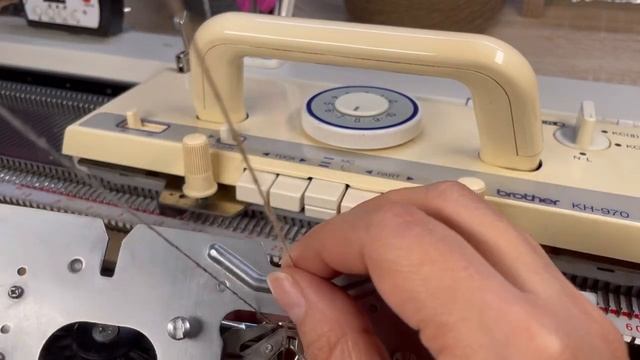 Однофонтурный платинг на вязальной машине Бразер с платинговым челноком. смотреть онлайн