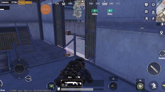 начал играть