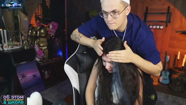 БУСТЕР ДЕЛАЕТ МАССАЖ КАТЕ / БУСТЕР ИЗДЕВАЕТСЯ НАД КАТЕЙ