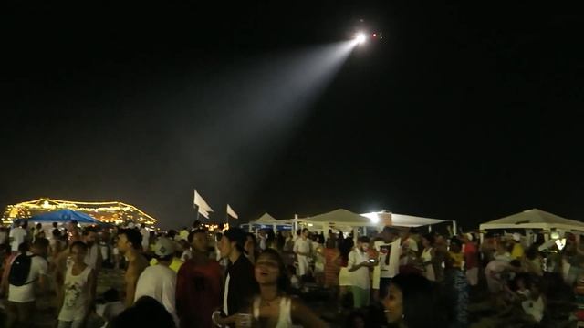 2 Million People on the Beach! (New Years Eve in Rio de Janeiro) смотреть онлайн