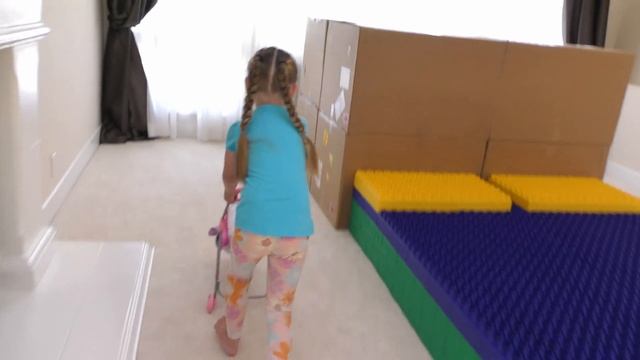 Pregnant Hello Neighbor in Real Life Hide and Seek! Cozy Dozy Toy Scavenger Hunt! смотреть онлайн