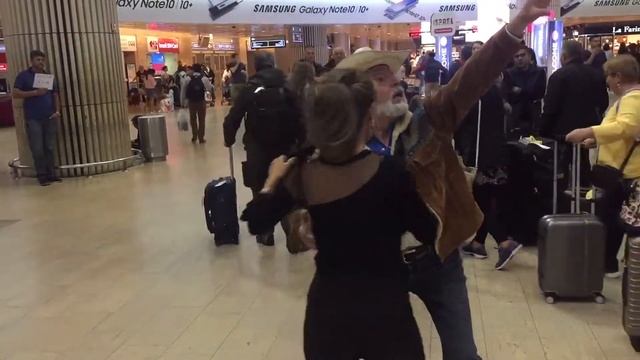 DANCING IN TEL-AVIV AIRPORT смотреть онлайн