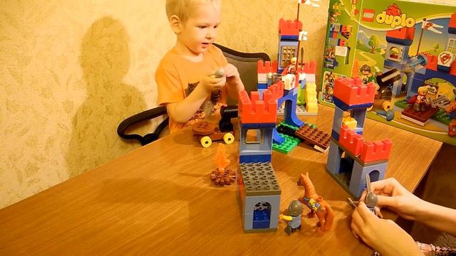 Играем в Лего Дупло королевская крепость LEGO Big Royal Castle смотреть онлайн