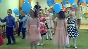 Танец с воздушными шарами «Ты, постой, моё детство..»