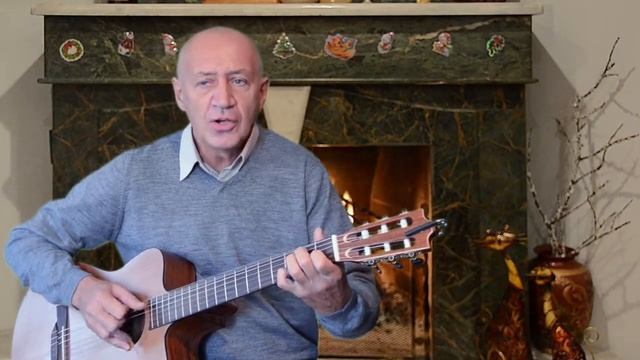 У камина Александр Карев с авторской песней "За зеленым лугом" смотреть онлайн