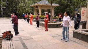 Утренняя  китайская зарядка_групповые танцы пенсионерок