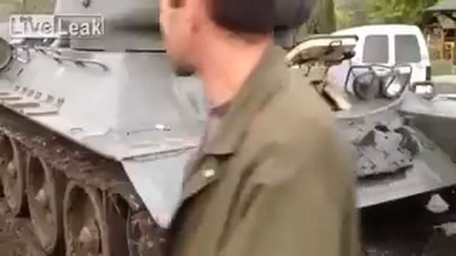 Tank T-34 vs Poor Volkswagen. смотреть онлайн