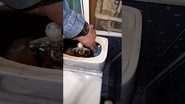 Бачок унитаза течёт. Что делать? смотреть онлайн