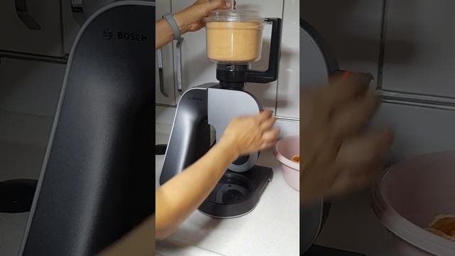 Bosch Mum59m55 Home Professional Stand Mikser (Büyük doğrayıcı aparatı ile tarhana çekimi) смотреть онлайн