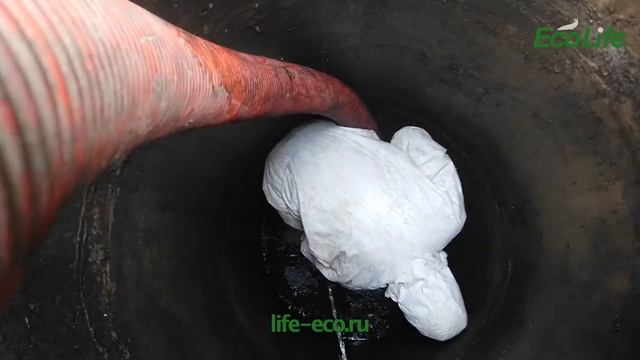 Чистка дна дренажного канализационного колодца (септика) смотреть онлайн