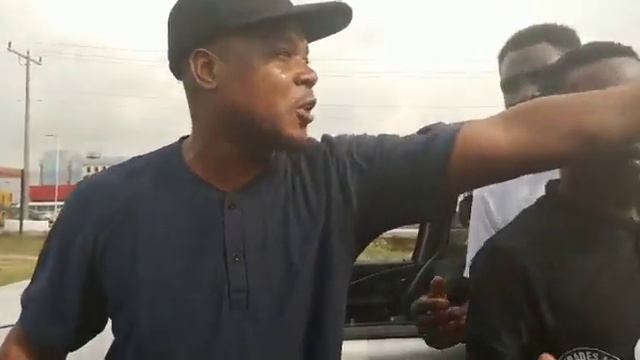 Thugs disrupt Peter Obi rally in Lagos, attack individuals wearing Obi/Datti shirt and cap смотреть онлайн
