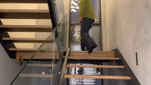 Проникли в коттедж!! и смотрим слаботочку и ремонт. Убежали с лестницей смотреть онлайн