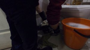 Достаем тряпку из унитаза / фекальный насос измельчитель / устраняем засор своими силами