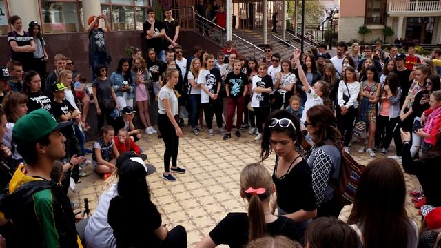 Танцевальный Батл на улицах Симферополя смотреть онлайн